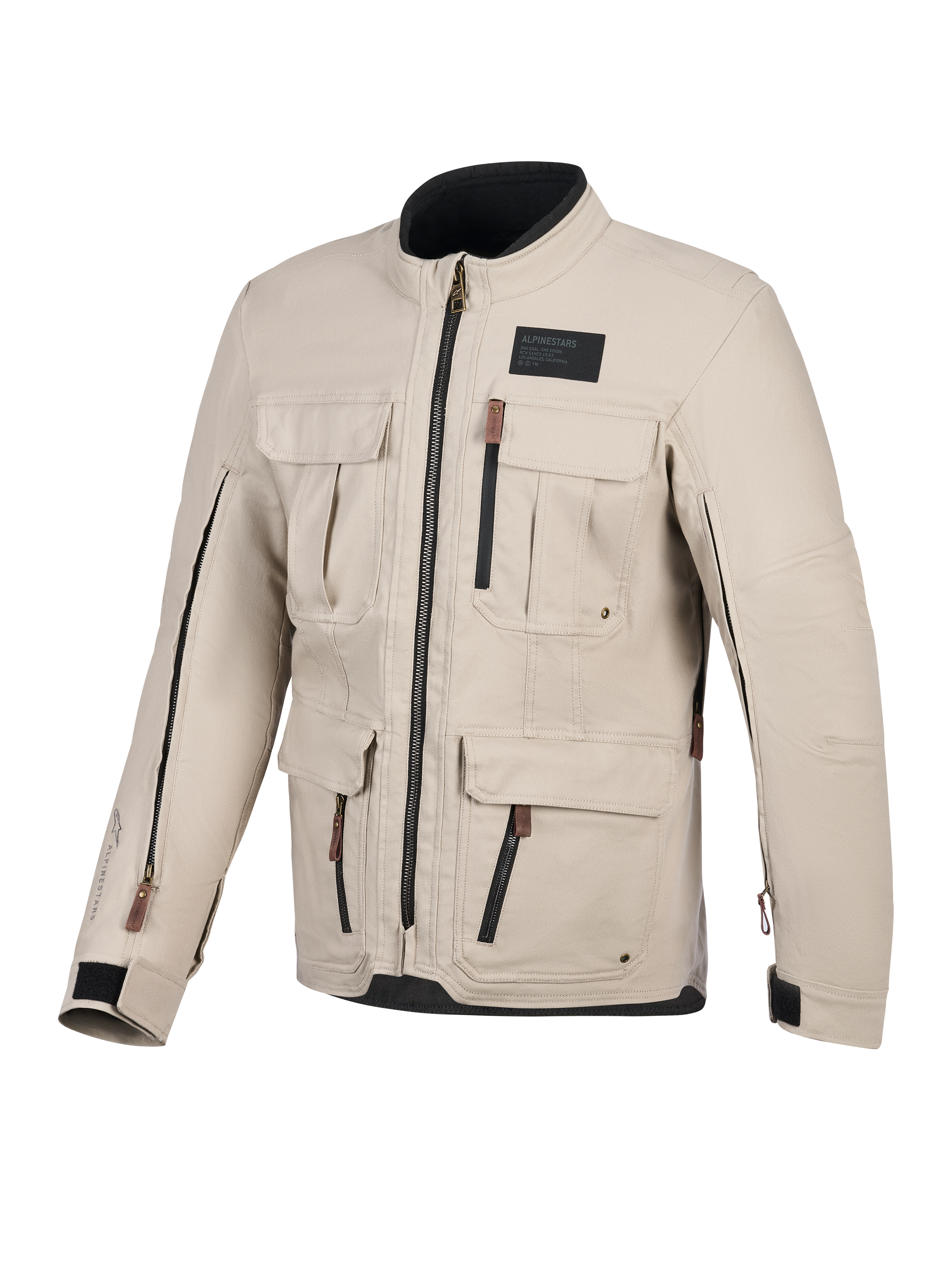 Kurtka Alpinestars Borrego Drystar®, kurtka motocyklowa, kolor Warm Gray, widok z przodu z licznymi kieszeniami cargo, czarne zamki błyskawiczne z brązowymi uchwytami, tekstura woskowanego płótna, czarna naszywka z logo na piersi.