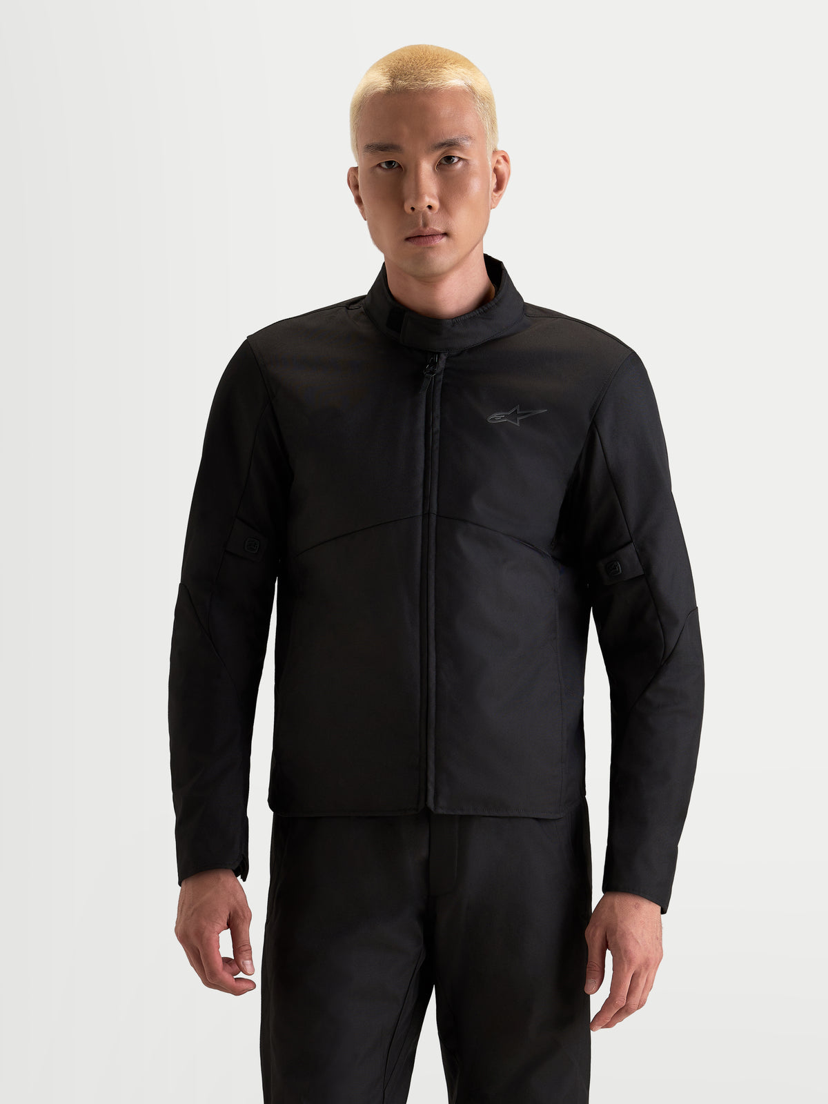 Alpinestars C-1 Waterproof Kurtka, męska kurtka motocyklowa miejska w kolorze czarnym, widok z przodu na modelu prezentującym wodoodporną konstrukcję tekstylną i wysoki kołnierz