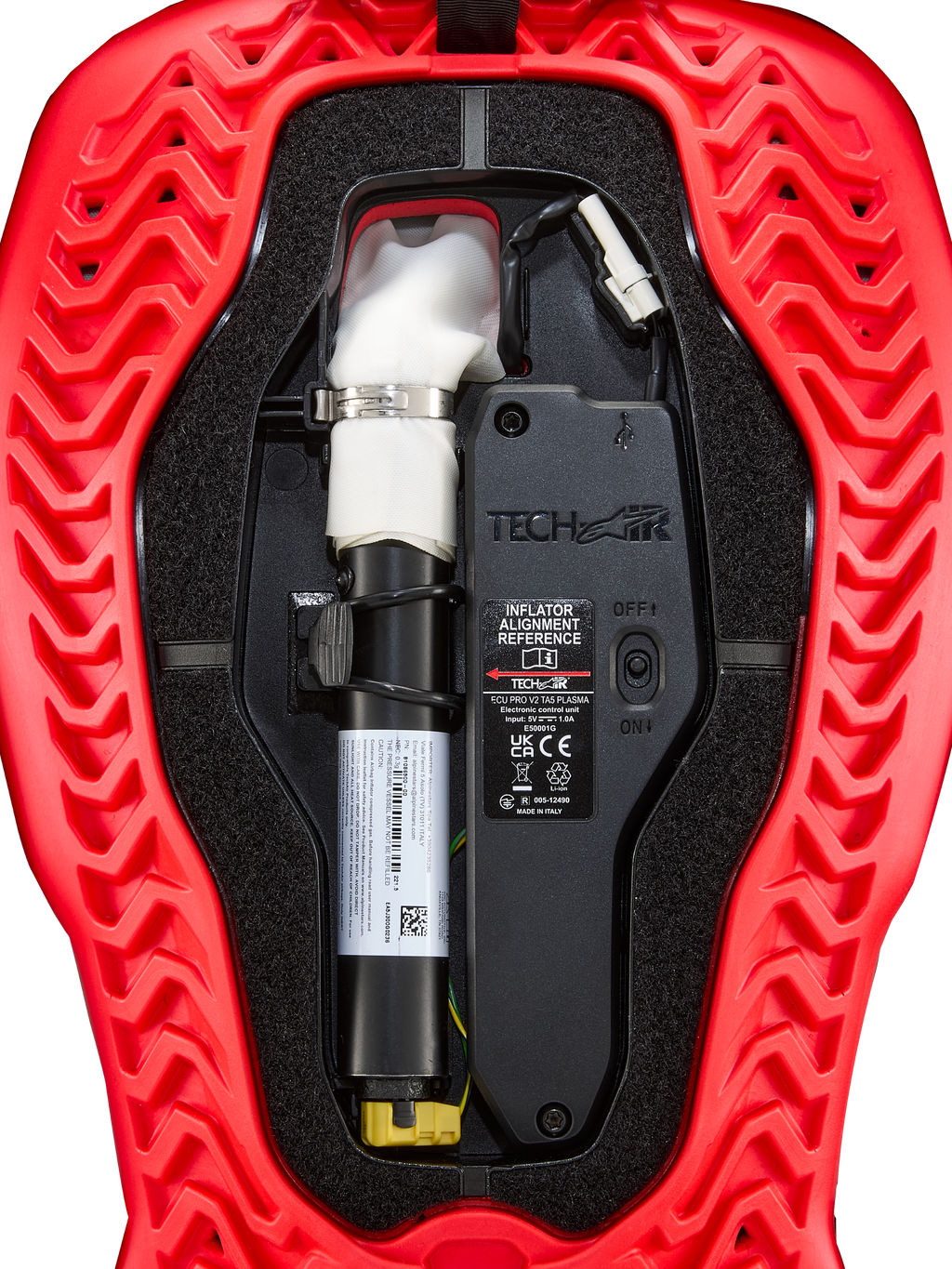 Nabój zapasowy do airbaga Alpinestars Tech-Air® 5 Plasma, czarny moduł ECU i biały inflator w czerwonej żebrowanej obudowie, akcesoria motocyklowe z certyfikatem CE.