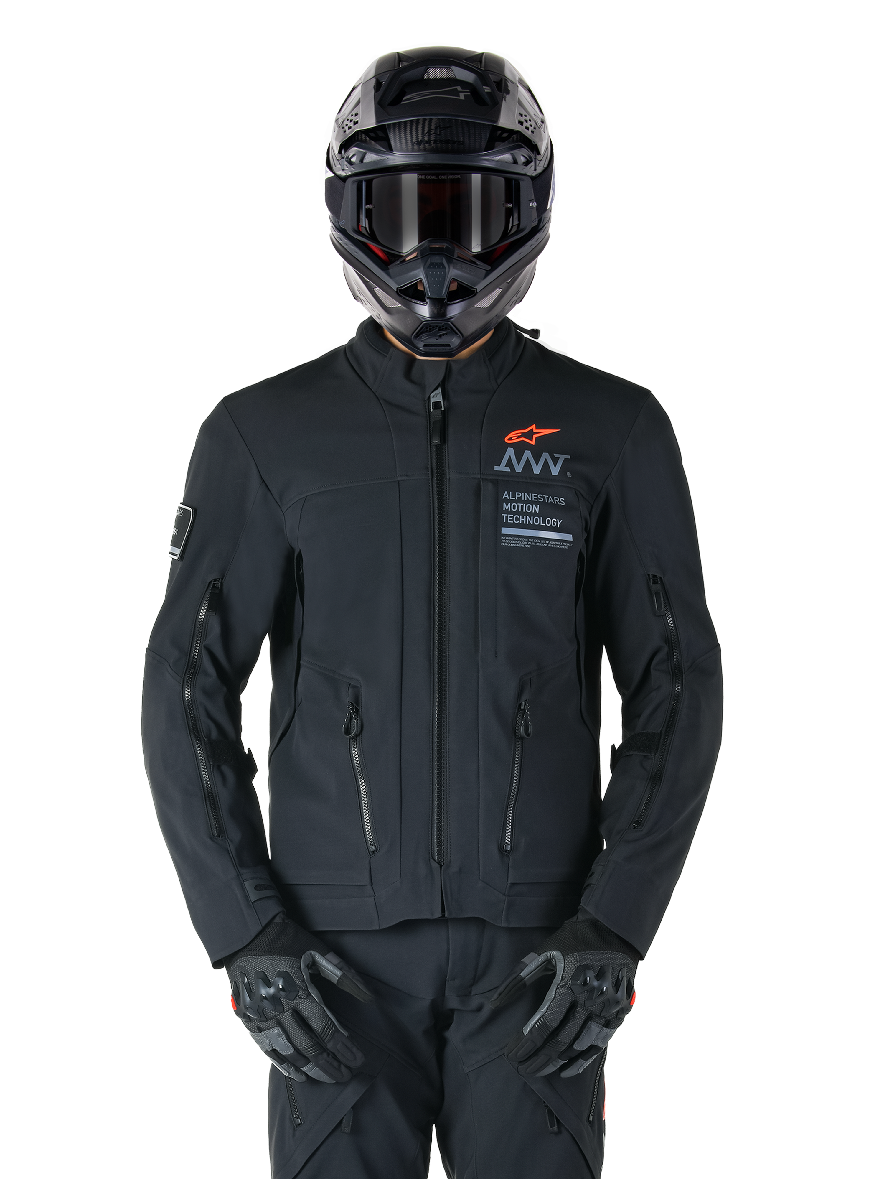 Kurtka Alpinestars AMT-8 Stretch Drystar® XF, czarna kurtka motocyklowa, z pomarańczowym logo Alpinestars i szarymi oznaczeniami AMT, wysoki kołnierz z przednim zamkiem i otworami wentylacyjnymi, noszona z czarnym kaskiem i rękawicami, ochronna odzież turystyczna adventure