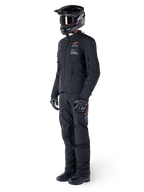 Kurtka Alpinestars AMT-8 Stretch Drystar® XF, motocyklowa kurtka adventure, czarna, noszona z pasującymi spodniami, kaskiem i rękawicami, z oznaczeniami Alpinestars Motion Technology i pomarańczowymi akcentami, wytrzymała elastyczna konstrukcja do jazdy przygodowej