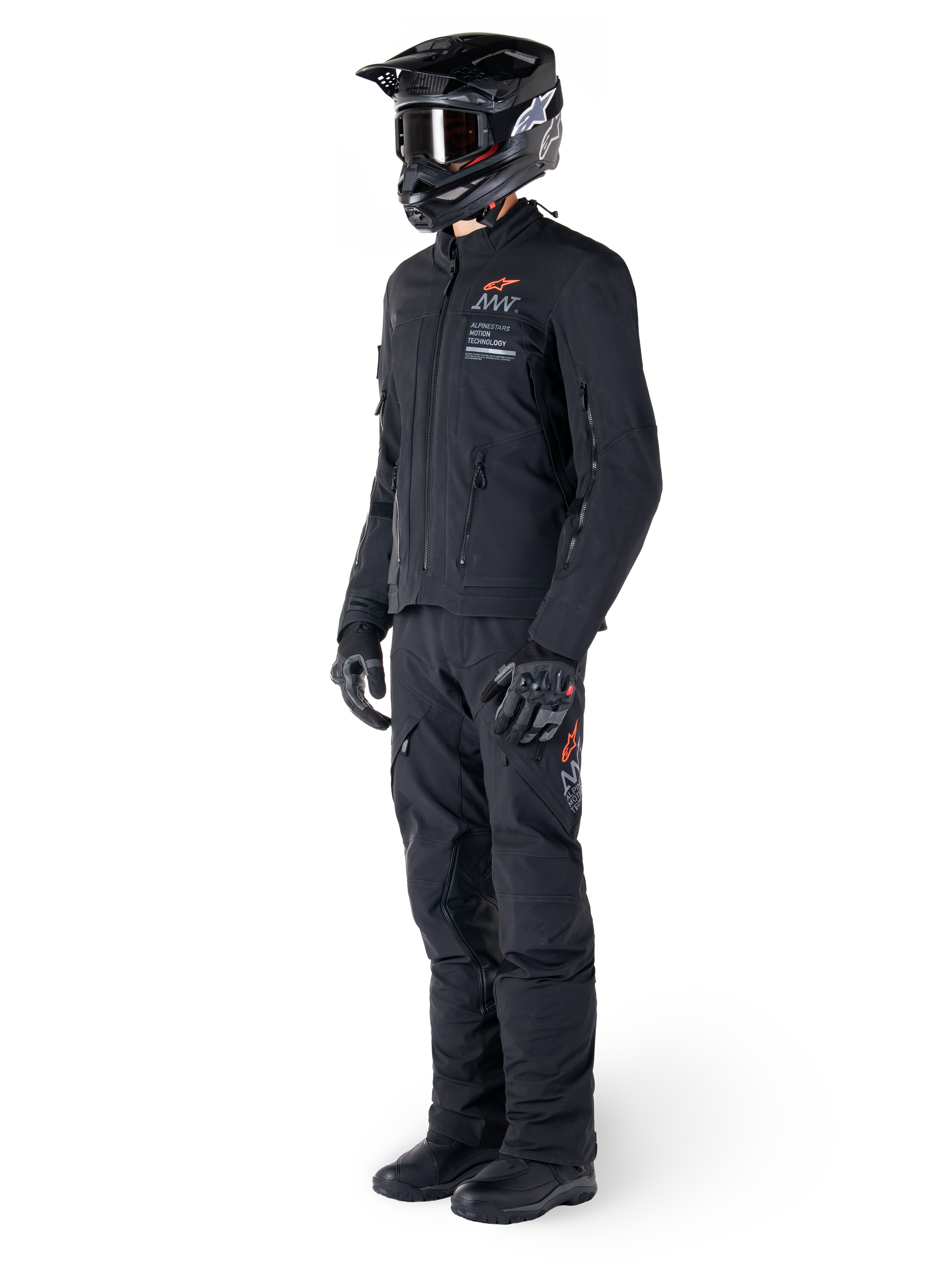 Kurtka Alpinestars AMT-8 Stretch Drystar® XF, motocyklowa kurtka adventure, czarna, noszona z pasującymi spodniami, kaskiem i rękawicami, z oznaczeniami Alpinestars Motion Technology i pomarańczowymi akcentami, wytrzymała elastyczna konstrukcja do jazdy przygodowej