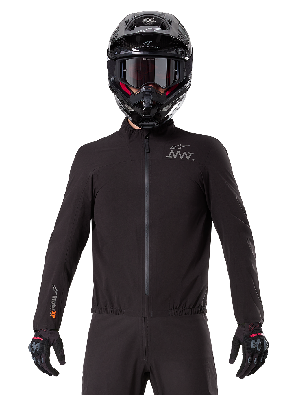 Alpinestars AMT-8 Stretch Drystar® XF Liner, czarna wodoodporna podpinka motocyklowa, z zamkiem błyskawicznym z przodu i elastycznym pasem, logo AMT na piersi i brandingiem Drystar XF na rękawie, noszona z czarnym kaskiem i rękawicami.