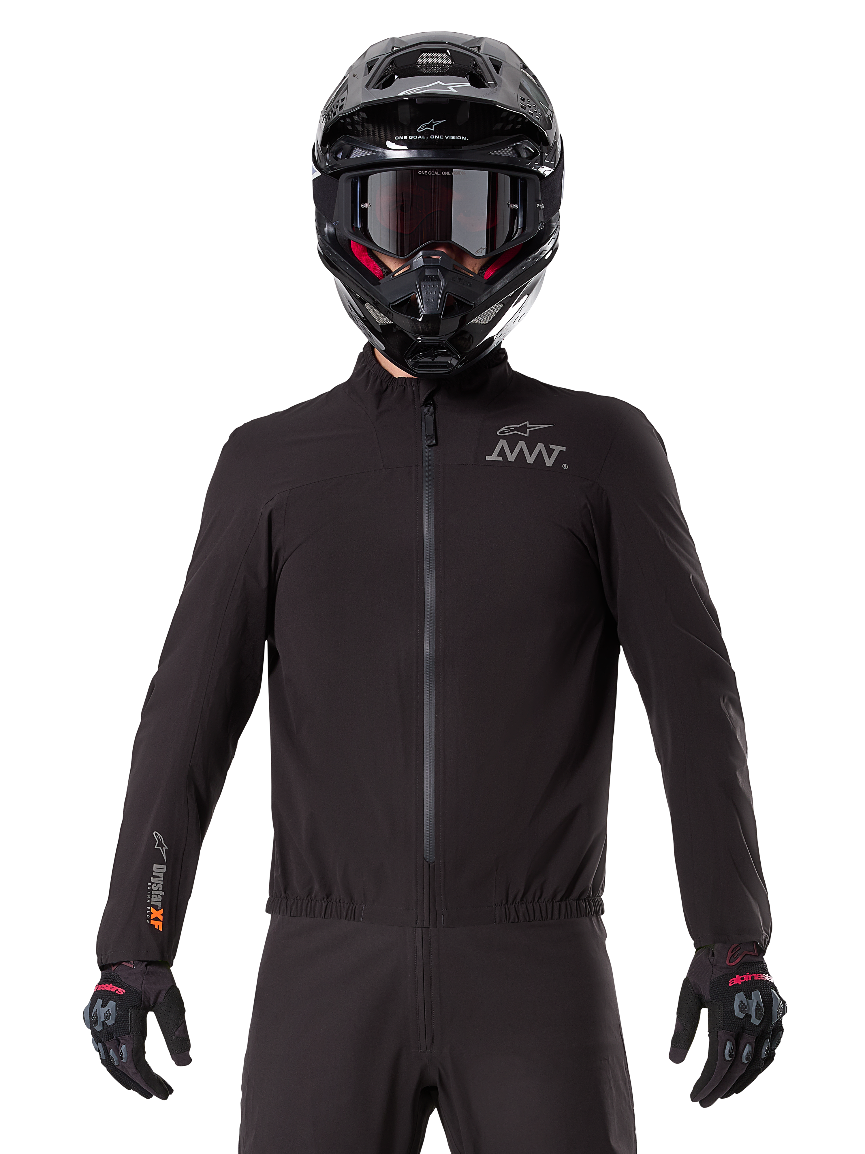 Alpinestars AMT-8 Stretch Drystar® XF Liner, czarna wodoodporna podpinka motocyklowa, z zamkiem błyskawicznym z przodu i elastycznym pasem, logo AMT na piersi i brandingiem Drystar XF na rękawie, noszona z czarnym kaskiem i rękawicami.