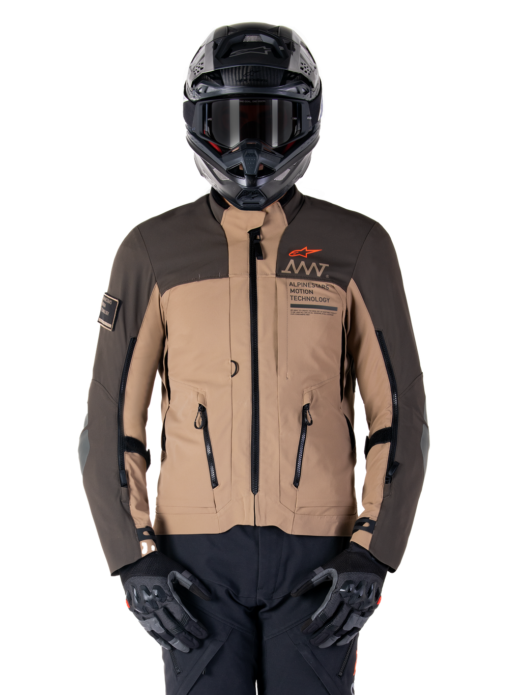Kurtka Alpinestars AMT-8 Stretch Drystar XF, motocyklowa kurtka turystyczna adventure, ciemne khaki i ciemny brąz, z pomarańczowym logo Astars i czarnymi zamkami, noszona z czarnym kaskiem adventure i rękawicami, pełny zestaw odzieży motocyklowej