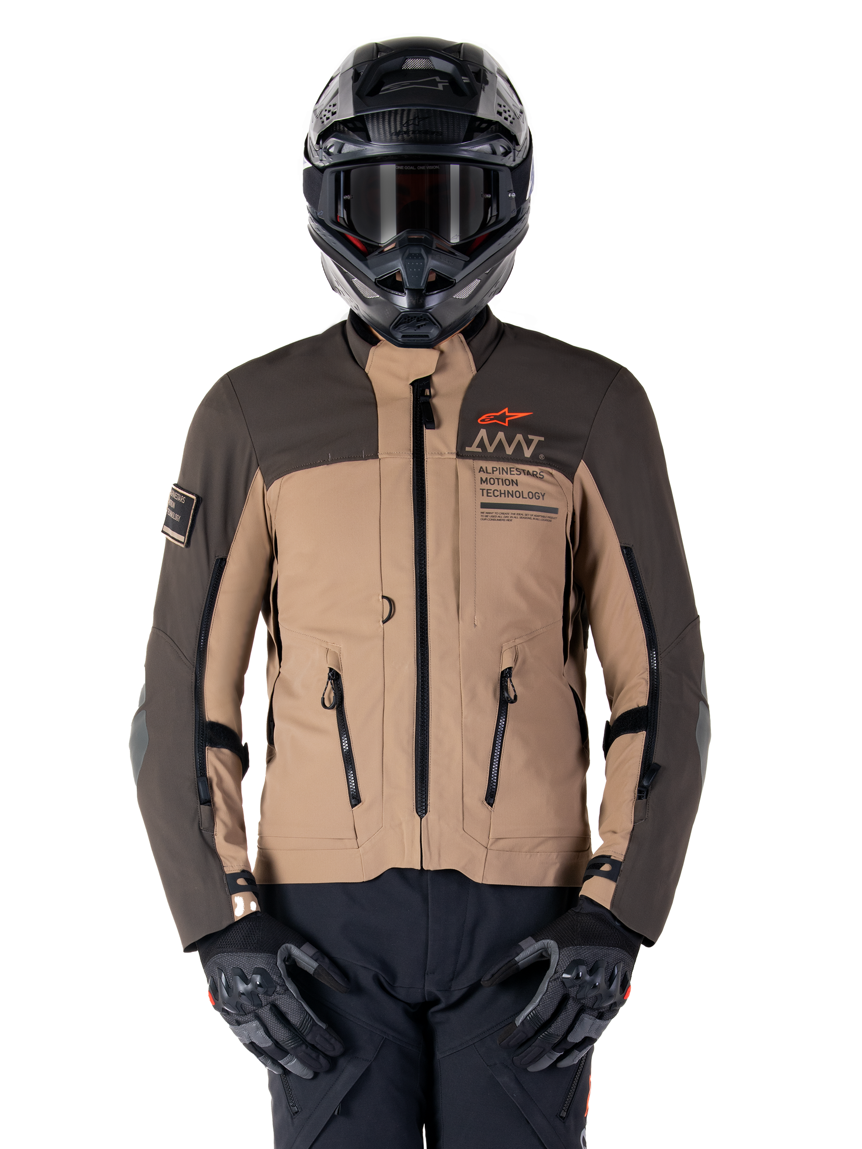 Kurtka Alpinestars AMT-8 Stretch Drystar XF, motocyklowa kurtka turystyczna adventure, ciemne khaki i ciemny brąz, z pomarańczowym logo Astars i czarnymi zamkami, noszona z czarnym kaskiem adventure i rękawicami, pełny zestaw odzieży motocyklowej