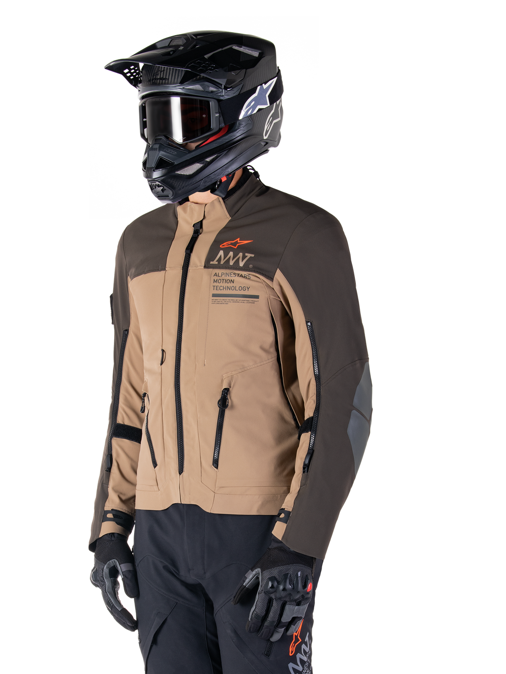 Kurtka Alpinestars AMT-8 Stretch Drystar® XF, motocyklowa kurtka adventure, ciemnobrązowa i ciemne khaki, noszona z czarnym kaskiem off-road i goglami, z logo Alpinestars Motion Technology i zamkami wentylacyjnymi