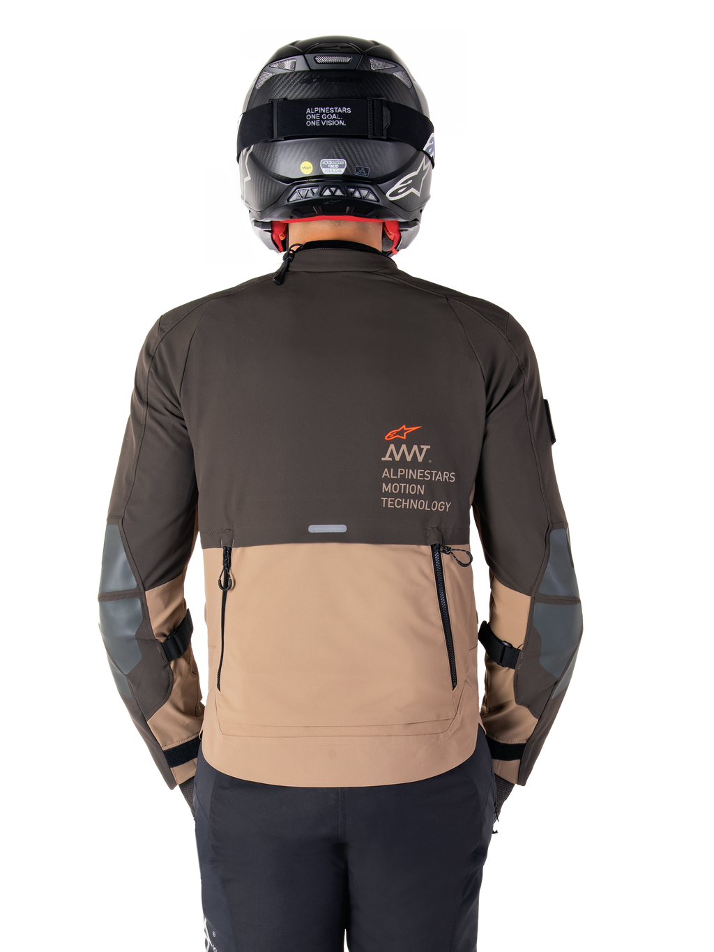 Kurtka Alpinestars AMT-8 Stretch Drystar® XF, widok z tyłu, dwukolorowa konstrukcja w odcieniach ciemnego brązu i ciemnego khaki, logo Alpinestars Motion Technology, tylna kieszeń cargo na zamek, ochronne panele na łokciach, odzież motocyklowa adventure touring
