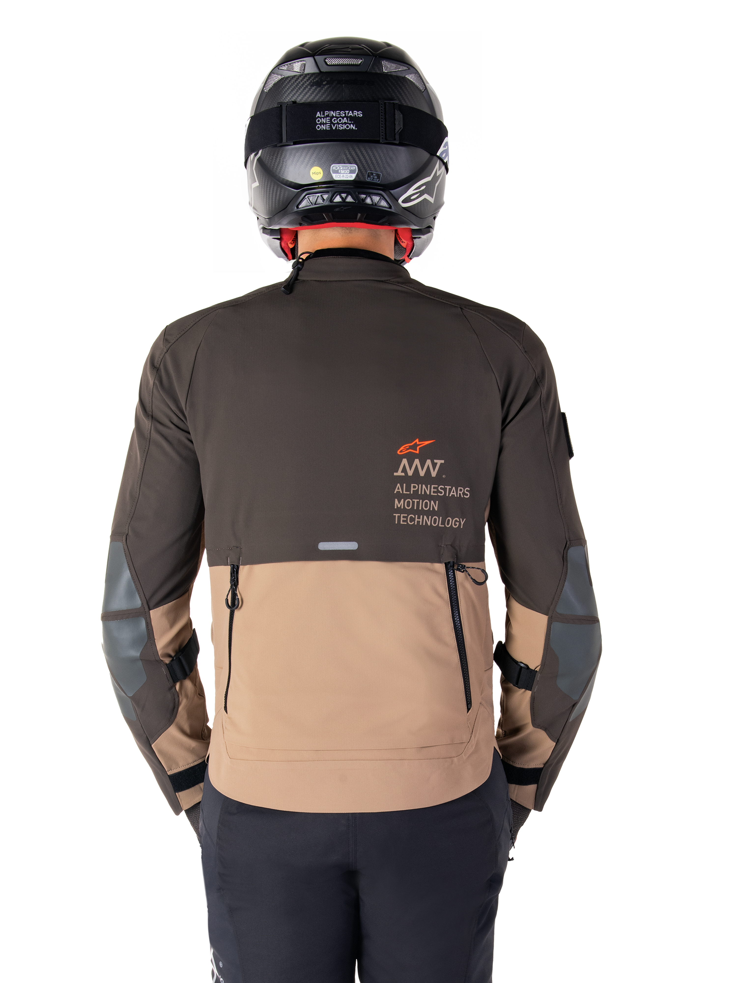 Kurtka Alpinestars AMT-8 Stretch Drystar® XF, widok z tyłu, dwukolorowa konstrukcja w odcieniach ciemnego brązu i ciemnego khaki, logo Alpinestars Motion Technology, tylna kieszeń cargo na zamek, ochronne panele na łokciach, odzież motocyklowa adventure touring