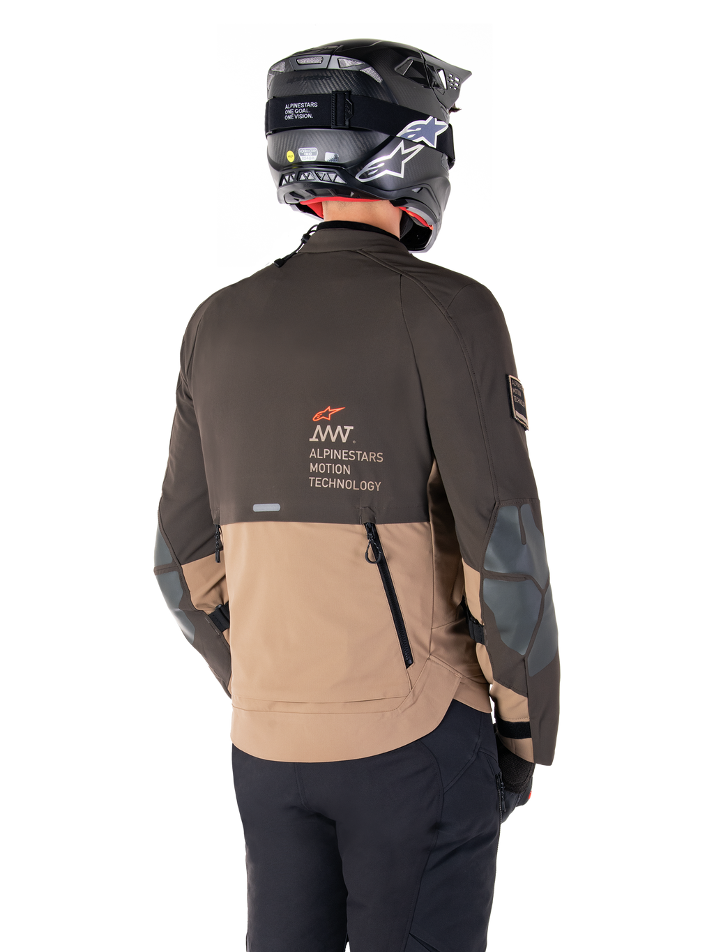 Kurtka Alpinestars AMT-8 Stretch Drystar® XF, motocyklowa kurtka adventure, ciemnobrązowa i ciemne khaki, widok z tyłu prezentujący branding AMT Alpinestars Motion Technology, dwukolorowa konstrukcja tekstylna z tylnymi zamkami wentylacyjnymi i wylotem powietrza o konstrukcji dachówkowej, zestawiona z czarnym kaskiem i spodniami motocyklowymi