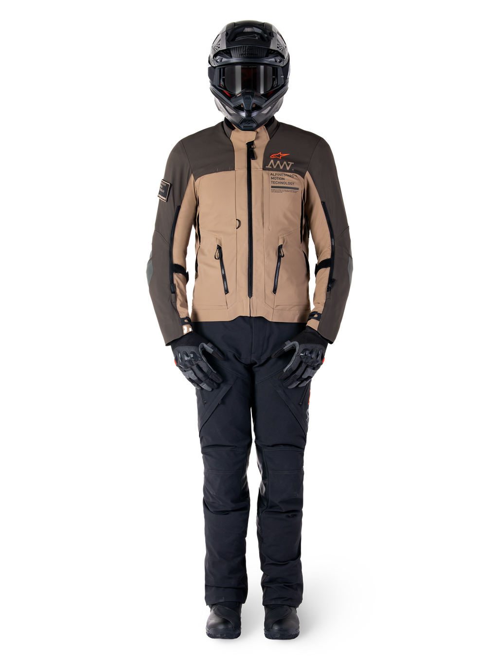 Kurtka Alpinestars AMT-8 Stretch Drystar® XF, kurtka motocyklowa adventure, ciemnobrązowa i ciemne khaki, noszona z czarnym kaskiem, goglami, czarnymi rękawicami, spodniami i butami, posiada otwory wentylacyjne na klatce piersiowej i branding AMT, dopasowany zestaw odzieży do turystyki przygodowej