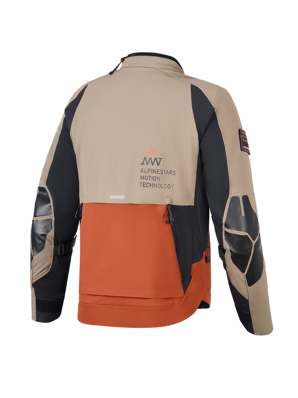 Kurtka Alpinestars AMT-8 Stretch Drystar® XF, Walnut Rust Black, widok z tyłu pokazujący piaskowe i rdzawe panele z czarnymi rękawami, branding Alpinestars Motion Technology na plecach, wzmocnione łaty na łokciach i dachówkowa wentylacja z tyłu do jazdy motocyklowej adventure