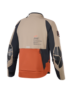 Kurtka Alpinestars AMT-8 Stretch Drystar® XF, Walnut Rust Black, widok z tyłu pokazujący piaskowe i rdzawe panele z czarnymi rękawami, branding Alpinestars Motion Technology na plecach, wzmocnione łaty na łokciach i dachówkowa wentylacja z tyłu do jazdy motocyklowej adventure