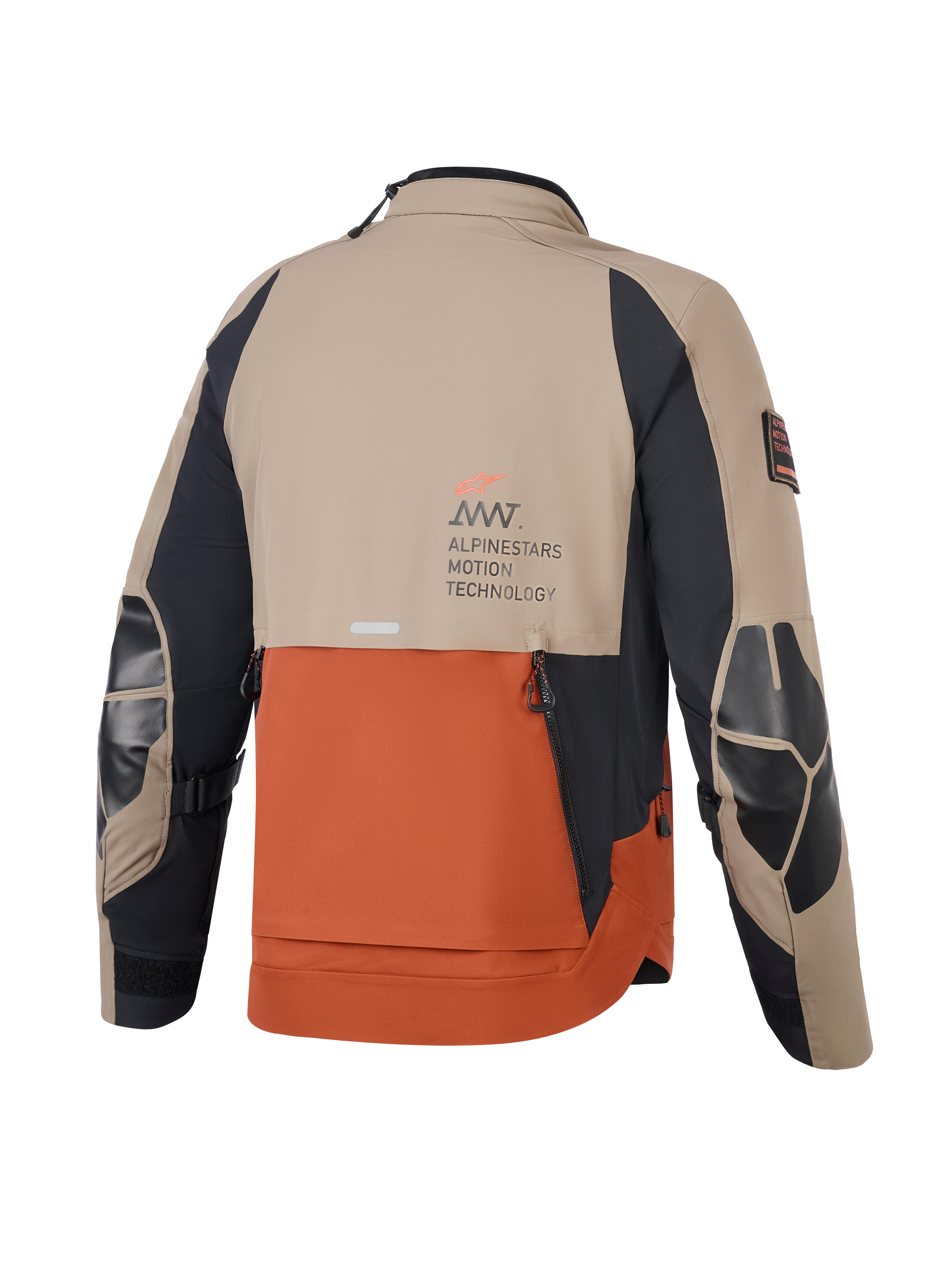 Kurtka Alpinestars AMT-8 Stretch Drystar® XF, Walnut Rust Black, widok z tyłu pokazujący piaskowe i rdzawe panele z czarnymi rękawami, branding Alpinestars Motion Technology na plecach, wzmocnione łaty na łokciach i dachówkowa wentylacja z tyłu do jazdy motocyklowej adventure