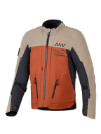 Alpinestars AMT-8 Stretch Drystar® XF Jacket, kurtka motocyklowa adventure, kolorystyka Walnut Rust Black, z beżowymi panelami górnymi, rdzawopomarańczowym tułowiem i czarnymi akcentami, widoczne zamki wentylacyjne i branding AMT na klatce piersiowej