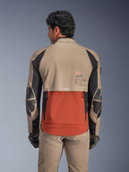 Kurtka Alpinestars AMT-8 Stretch Drystar® XF, kolor Walnut Rust Black, widok z tyłu na modelu, dachówkowa konstrukcja tylnego wylotu powietrza w kolorze rdzawym, orzechowe górne sekcje, czarne akcenty na rękawach, branding Alpinestars Motion Technology