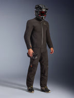 Kurtka Alpinestars AMT-8 Stretch Drystar® XF w kolorze czarnym, noszona jako element pełnego stroju motocyklowego z dopasowanymi spodniami i czarnym kaskiem, elegancki tekstylny design z pomarańczowym logo Drystar XF na rękawie, idealna do turystyki adventure.