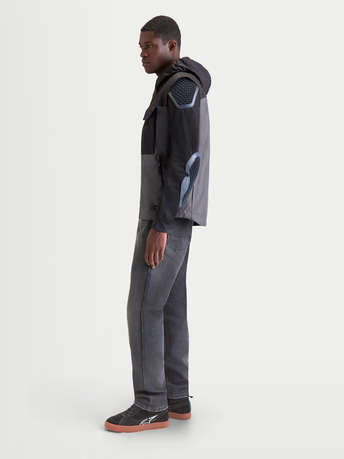 Alpinestars Morfex Parka Wp, męska miejska kurtka motocyklowa w kolorze szarym i czarnym, widok z boku na modelu w wodoodpornej parce tekstylnej ze zintegrowanym kapturem