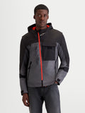 Alpinestars Morfex Parka WP kurtka motocyklowa męska miejska w kolorze szarym i czarnym, widok z przodu na modelu ubranym w modułową tekstylną kurtkę motocyklową z kontrastowym pomarańczowym zamkiem błyskawicznym i zintegrowanym kapturem