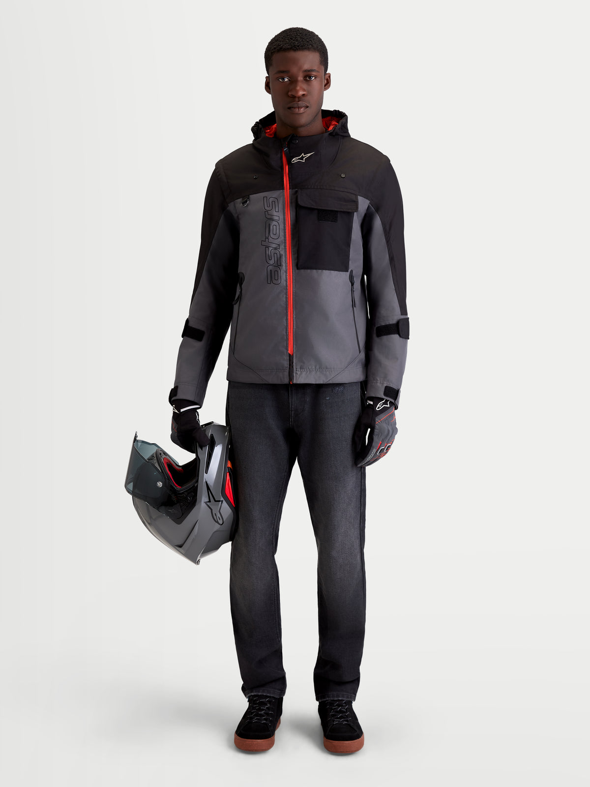 Alpinestars Morfex Parka Wp Kurtka, męska kurtka motocyklowa o kroju urban contemporary w kolorze szarym i czarnym, widok z przodu na modela w kurtce trzymającego kask