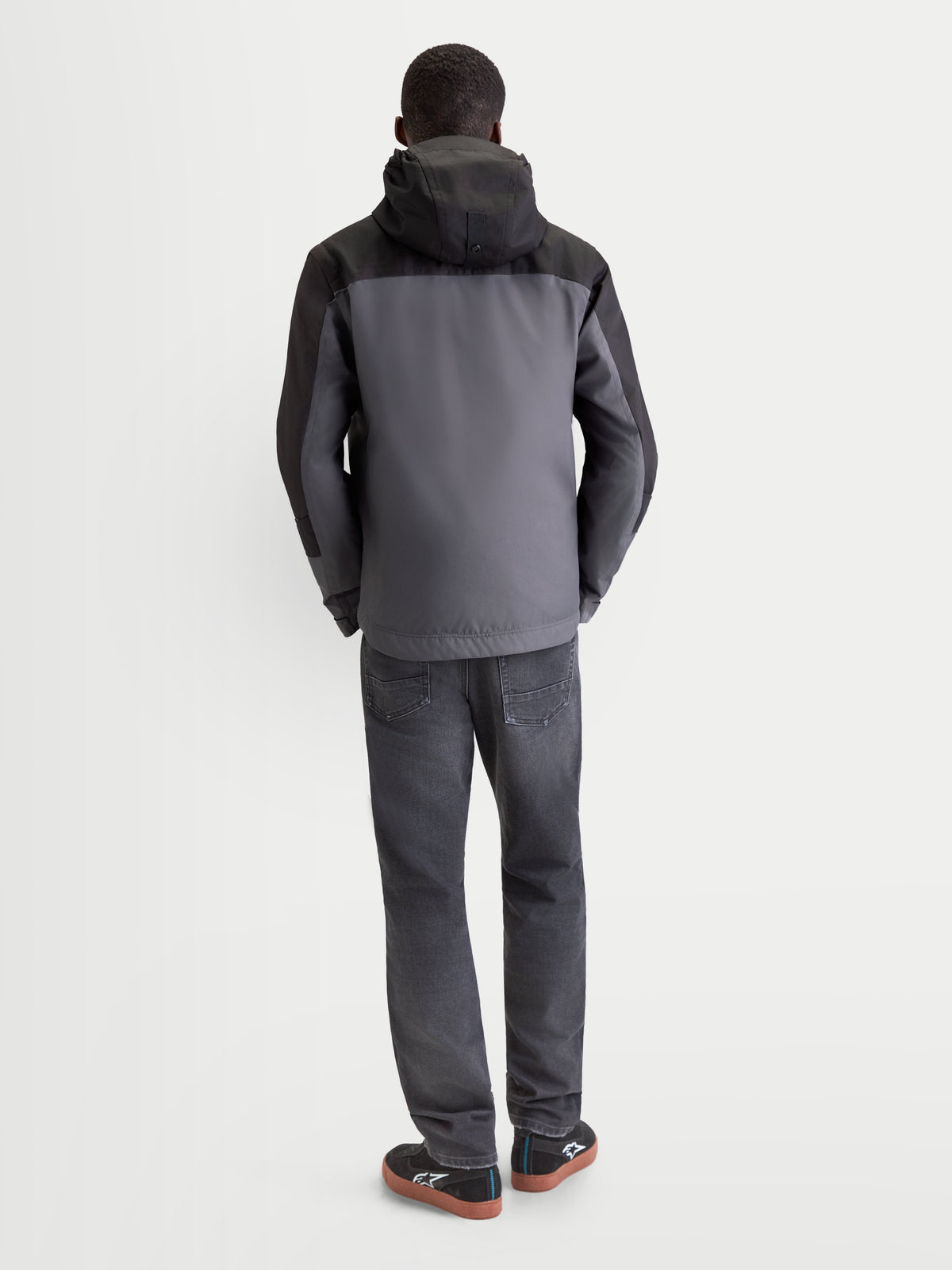 Alpinestars Morfex Parka Wp Kurtka, męska miejska kurtka motocyklowa, szara i czarna, widok z tyłu na model w kurtce tekstylnej z zintegrowanym kapturem