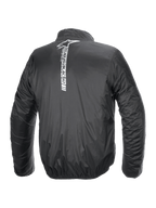 Kurtka Alpinestars Hurricane Rain V2, wodoodporna motocyklowa kurtka przeciwdeszczowa, czarna, widok z tyłu z dużym pionowym białym logo i napisem Alpinestars na środku pleców, lekka laminowana tkanina z elastycznymi mankietami i pasem