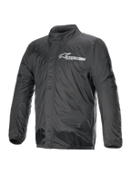 Alpinestars Hurricane Rain V2 Jacket, motocyklowa kurtka przeciwdeszczowa, czarna, z białym logo Alpinestars na klatce piersiowej, wysokim kołnierzem, przednim zamkiem z listwą ochronną, elastycznymi mankietami i dołem, wodoodporna laminowana tkanina