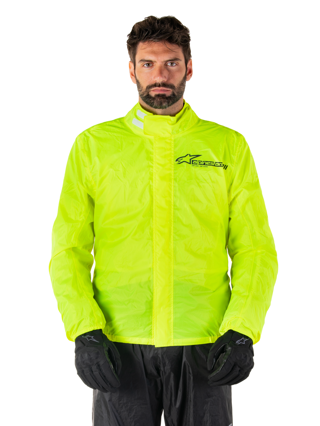 Alpinestars Hurricane Rain V2 Jacket, motocyklowa kurtka przeciwdeszczowa, kolor żółty fluo, noszona przez modela z czarnymi spodniami i rękawicami, wysoki kołnierz z elementami odblaskowymi, przednia listwa ochronna z logo Alpinestars, wodoodporna odzież o wysokiej widoczności