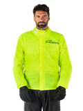 Alpinestars Hurricane Rain V2 Jacket, motocyklowa kurtka przeciwdeszczowa, kolor żółty fluo, noszona przez modela z czarnymi spodniami i rękawicami, wysoki kołnierz z elementami odblaskowymi, przednia listwa ochronna z logo Alpinestars, wodoodporna odzież o wysokiej widoczności