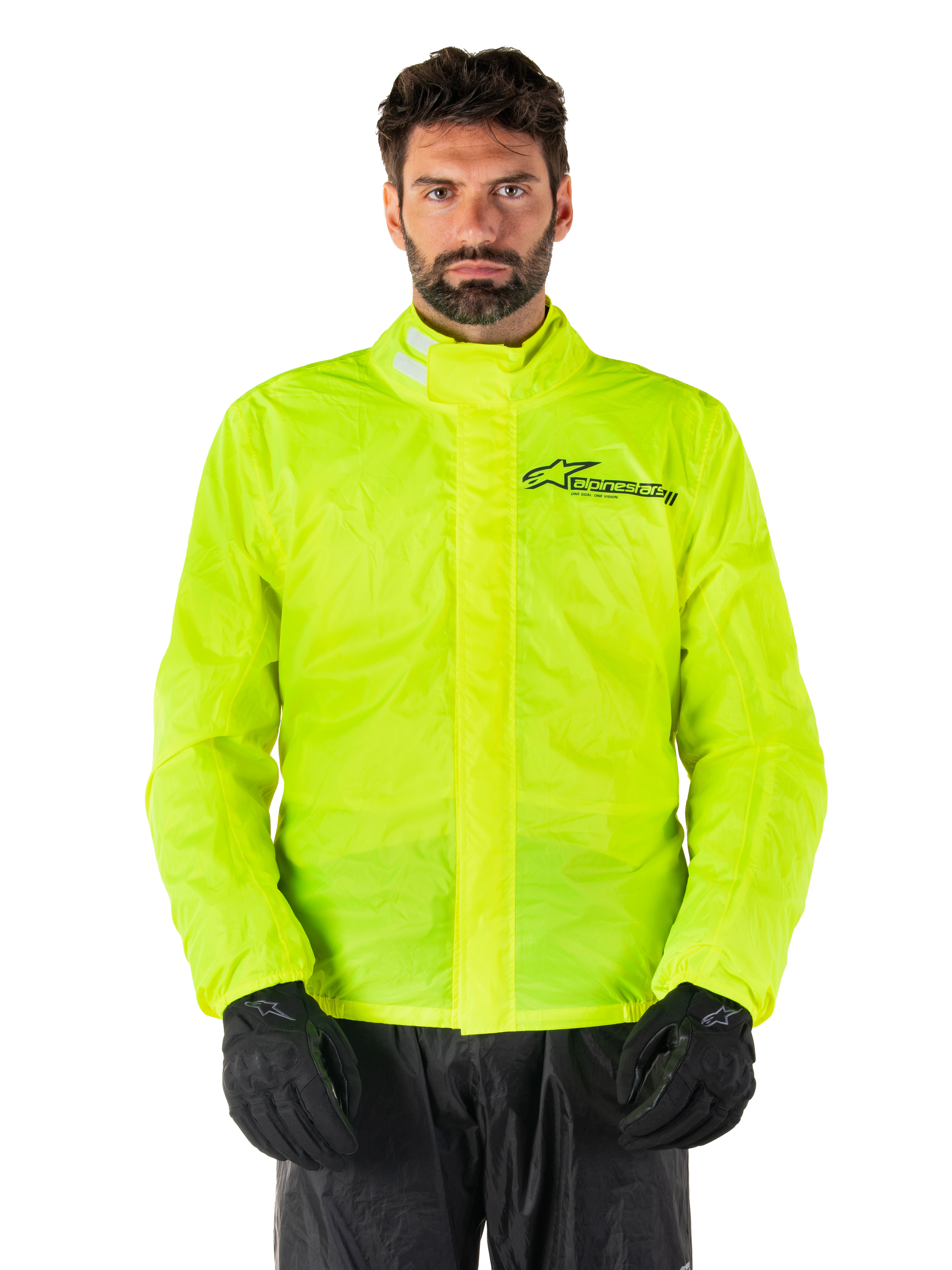 Alpinestars Hurricane Rain V2 Jacket, motocyklowa kurtka przeciwdeszczowa, kolor żółty fluo, noszona przez modela z czarnymi spodniami i rękawicami, wysoki kołnierz z elementami odblaskowymi, przednia listwa ochronna z logo Alpinestars, wodoodporna odzież o wysokiej widoczności