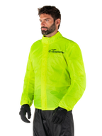 Alpinestars Hurricane Rain V2 Jacket, Yellow Fluo, wodoodporna motocyklowa kurtka przeciwdeszczowa o wysokiej widoczności w kolorze fluorescencyjnym żółtym, podwójne przednie zapięcie, logo Alpinestars na klatce piersiowej, lekka i kompaktowa konstrukcja do jazdy w deszczu