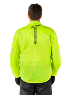 Alpinestars Hurricane Rain V2 Jacket, motocyklowa kurtka przeciwdeszczowa, żółty neonowy, widok z tyłu pokazujący pionowe czarne logo Alpinestars na środku pleców, lekka wodoodporna tkanina, zestawiona z czarnymi spodniami i rękawicami