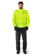 Kurtka i spodnie Alpinestars Hurricane Rain V2, neonowożółty i czarny wodoodporny motocyklowy kombinezon przeciwdeszczowy, czarne rękawice i buty, logo Alpinestars na klatce piersiowej i nogawce