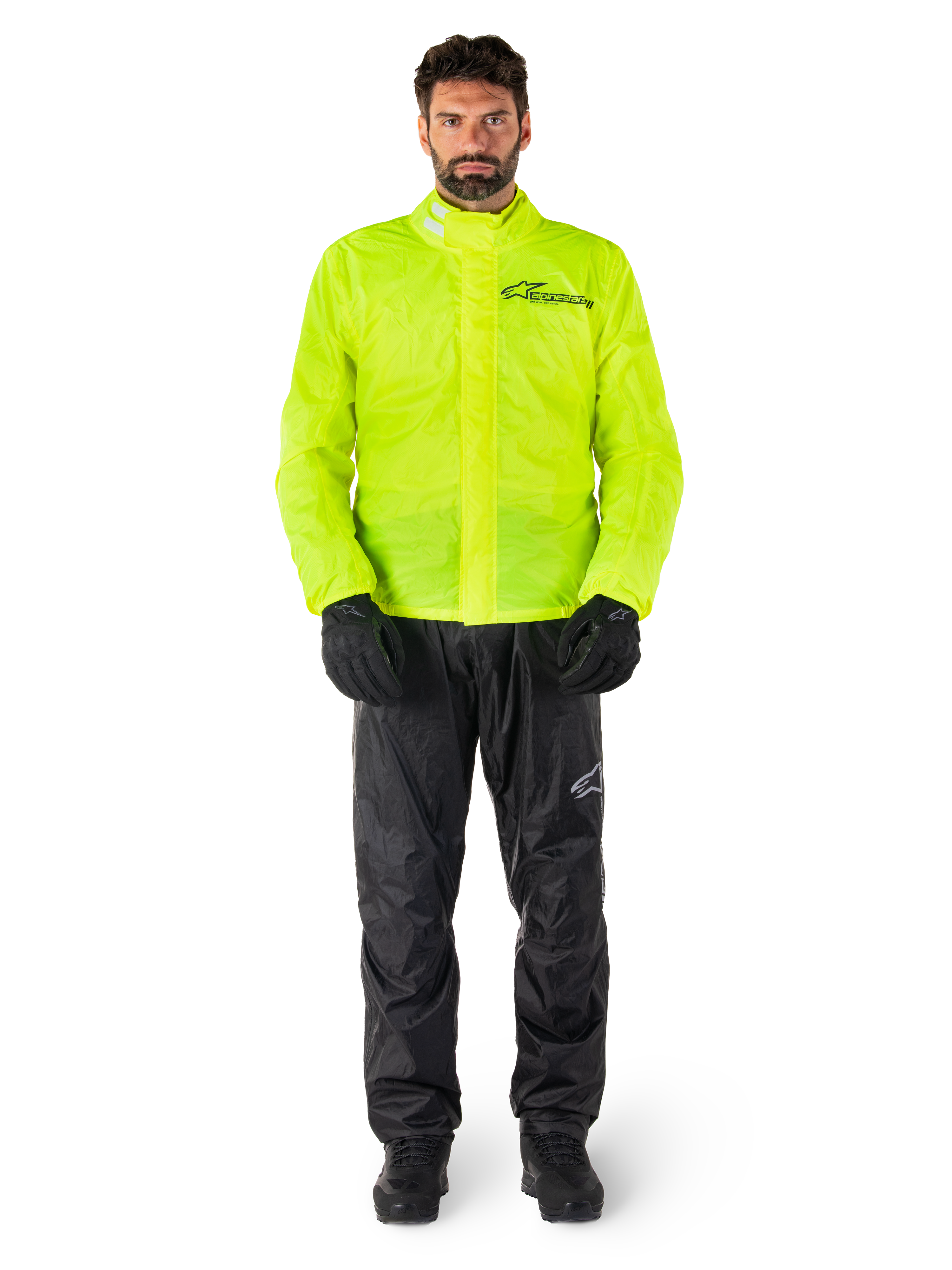 Kurtka i spodnie Alpinestars Hurricane Rain V2, neonowożółty i czarny wodoodporny motocyklowy kombinezon przeciwdeszczowy, czarne rękawice i buty, logo Alpinestars na klatce piersiowej i nogawce