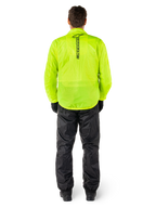 Alpinestars Hurricane Rain V2 Jacket and Pants, wodoodporny motocyklowy kombinezon przeciwdeszczowy, jaskrawożółta kurtka fluorescencyjna z pionowym czarnym logo na plecach, czarne spodnie, lekki materiał tekstylny zapewniający ochronę podczas jazdy w deszczu