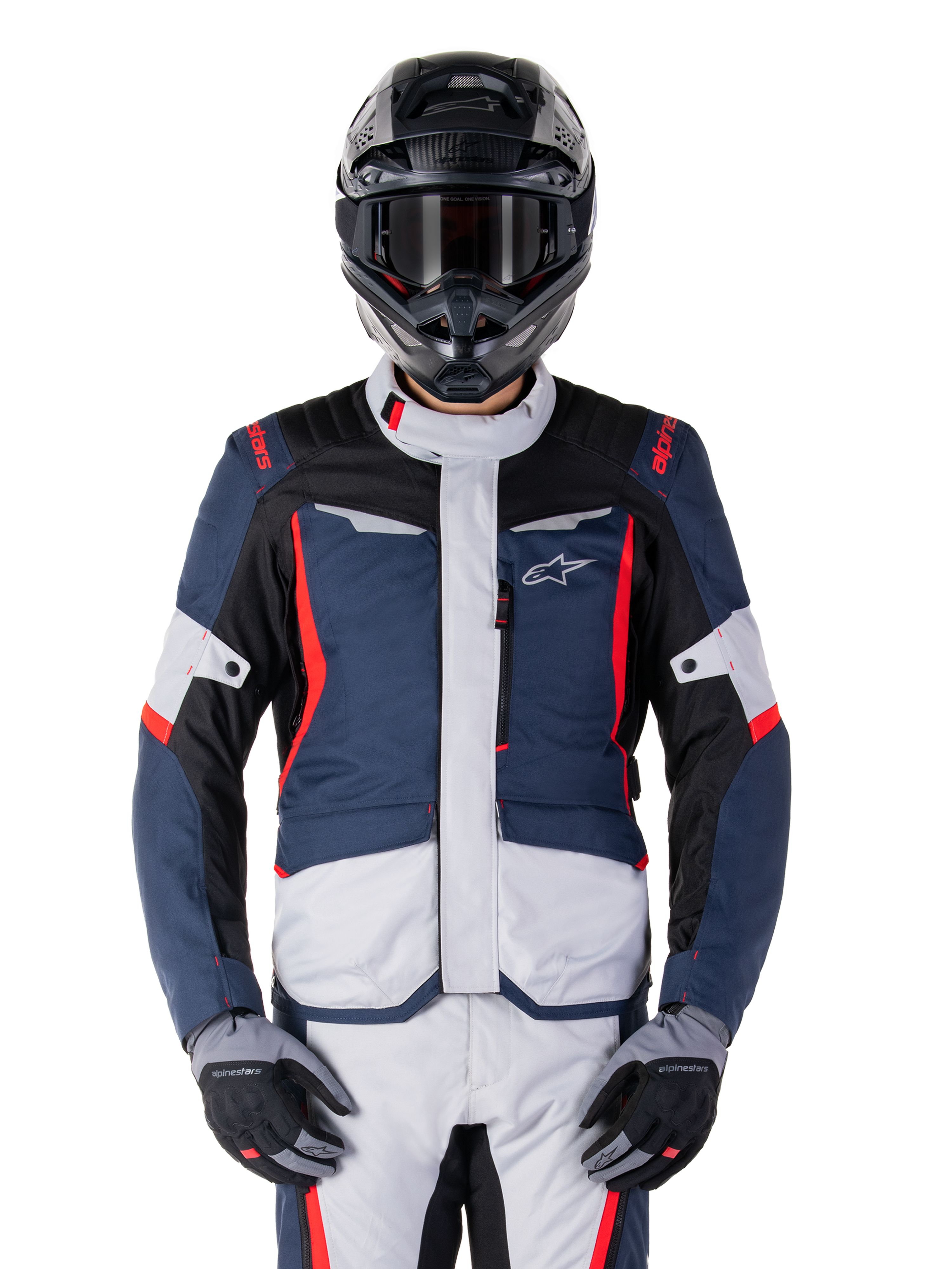Alpinestars ST-1 Waterproof Jacket, motocyklowa kurtka adventure touring, ciemnoniebieska i czarna z jasnoszarymi panelami i jaskrawoczerwonymi akcentami, prezentowana z pasującymi spodniami i czarnym kaskiem, z logo gwiazdy na piersi i wytrzymałą konstrukcją tekstylną