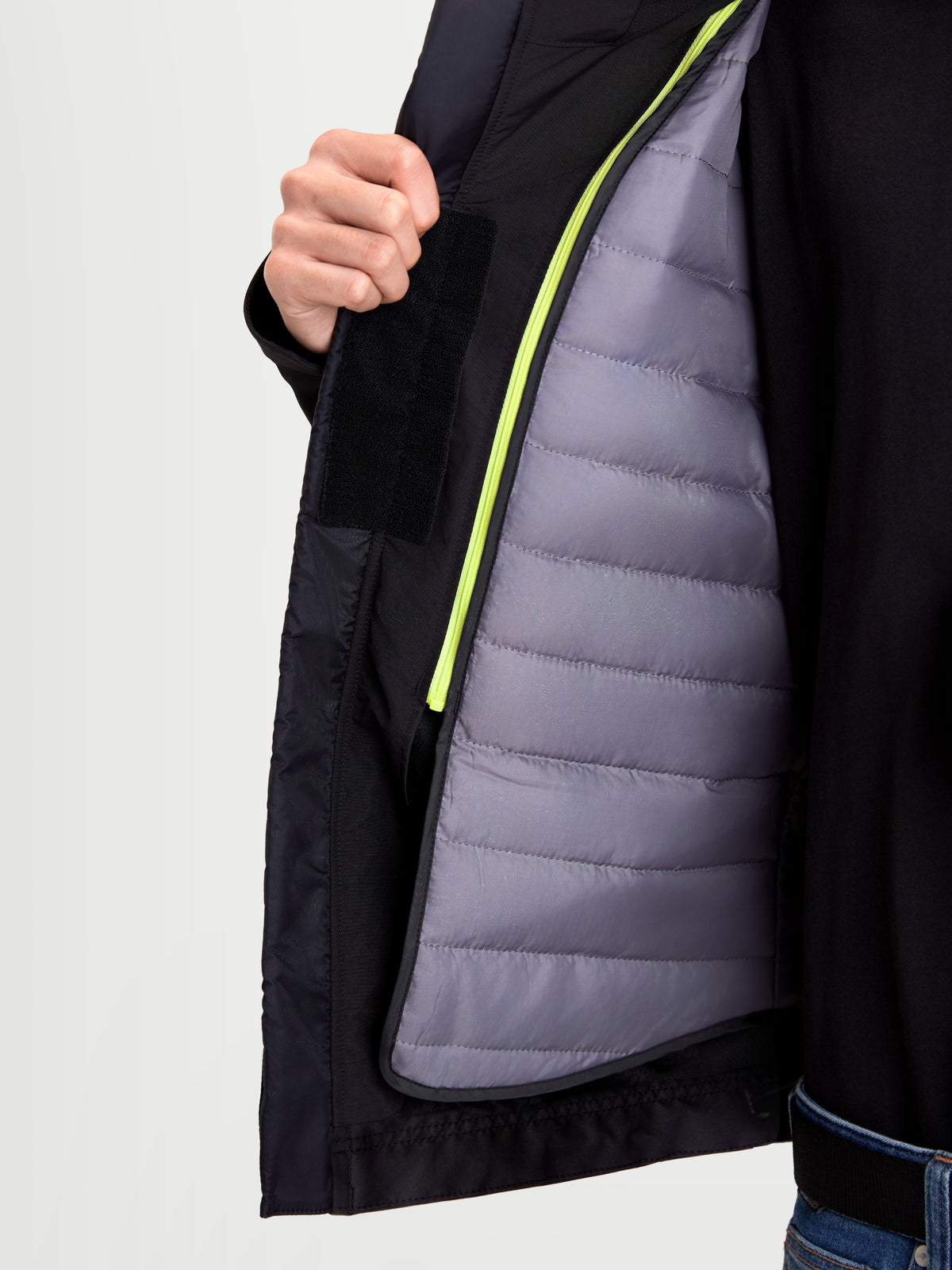Alpinestars C 5 Drystar kurtka motocyklowa męska, czarna, zbliżenie na odpinaną kamizelkę termiczną i wodoodporną konstrukcję softshell prezentowane na modelu