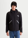Alpinestars C-5 Drystar, męska kurtka motocyklowa urban contemporary, czarna, widok z przodu na model w wodoodpornej odzieży softshell z wbudowanym kapturem i elementami odblaskowymi