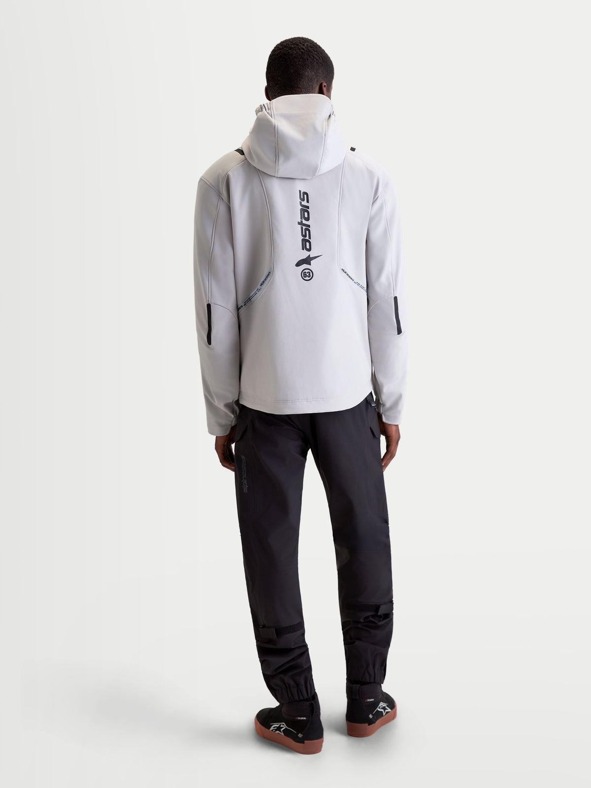 Alpinestars C-5 Drystar, męska miejska kurtka motocyklowa w kolorze jasnoszarym i czarnym, widok z tyłu na zintegrowany kaptur i odblaskowy branding na model