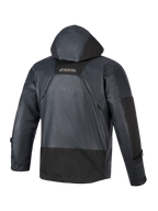 Alpinestars Mospher Waterproof Jacket, parka motocyklowa, czarna, widok z tyłu ukazujący zintegrowany kaptur i konstrukcję z materiału ripstop, branding MO.ST.EQ na górnej części pleców, taktyczny miejski design do jazdy w każdych warunkach pogodowych