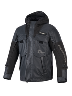 Alpinestars Mospher Waterproof Jacket, czarna parka motocyklowa, taktyczny design z wieloma dużymi kieszeniami, konstrukcja z tkaniny ripstop, zintegrowany kaptur, białe logo Alpinestars na rękawie i klatce piersiowej