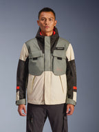 Alpinestars Mospher Waterproof Jacket, męska kurtka motocyklowa, szary, czarny i kremowy colorblock, design inspirowany stylem taktycznym z kieszeniami na piersi, system kaptura z wysokim kołnierzem, czerwone akcenty na rękawach, miejska odzież motocyklowa