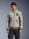 Alpinestars Moblast Waterproof Jacket, jasnoszara i ciemnoszara miejska bluza motocyklowa z żółtą podszewką kaptura, przednimi kieszeniami i czarnymi zamkami, noszona z czarnymi spodniami bojówkami, nowoczesny sportowy design
