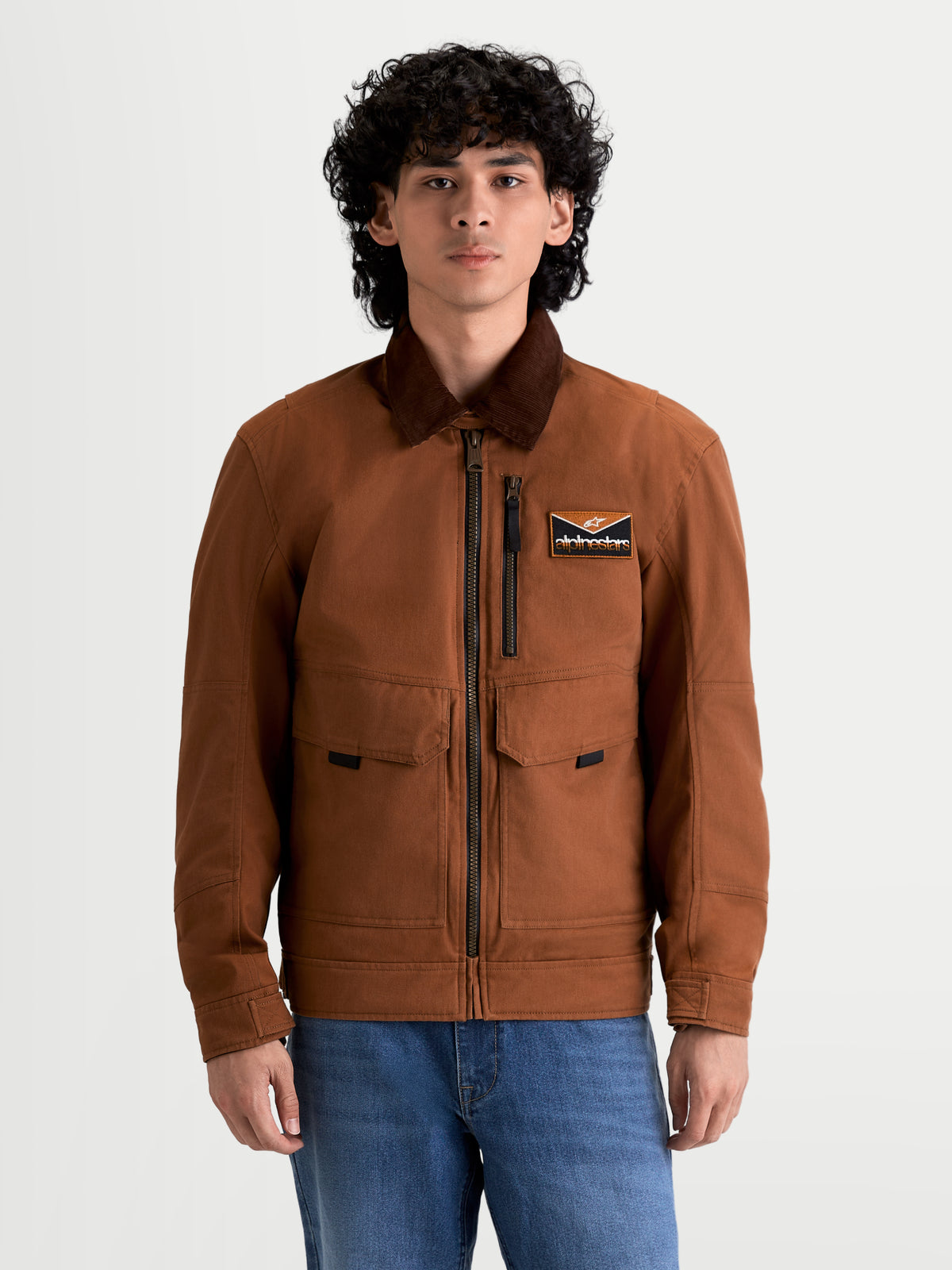 Alpinestars Mustang Waterproof Jacket, męska miejska współczesna motocyklowa kurtka tekstylna w kolorze ciemnej rdzy i ciemnego brązu, widok z przodu na model w odzieży motocyklowej w stylu roboczym z kołnierzem sztruksowym