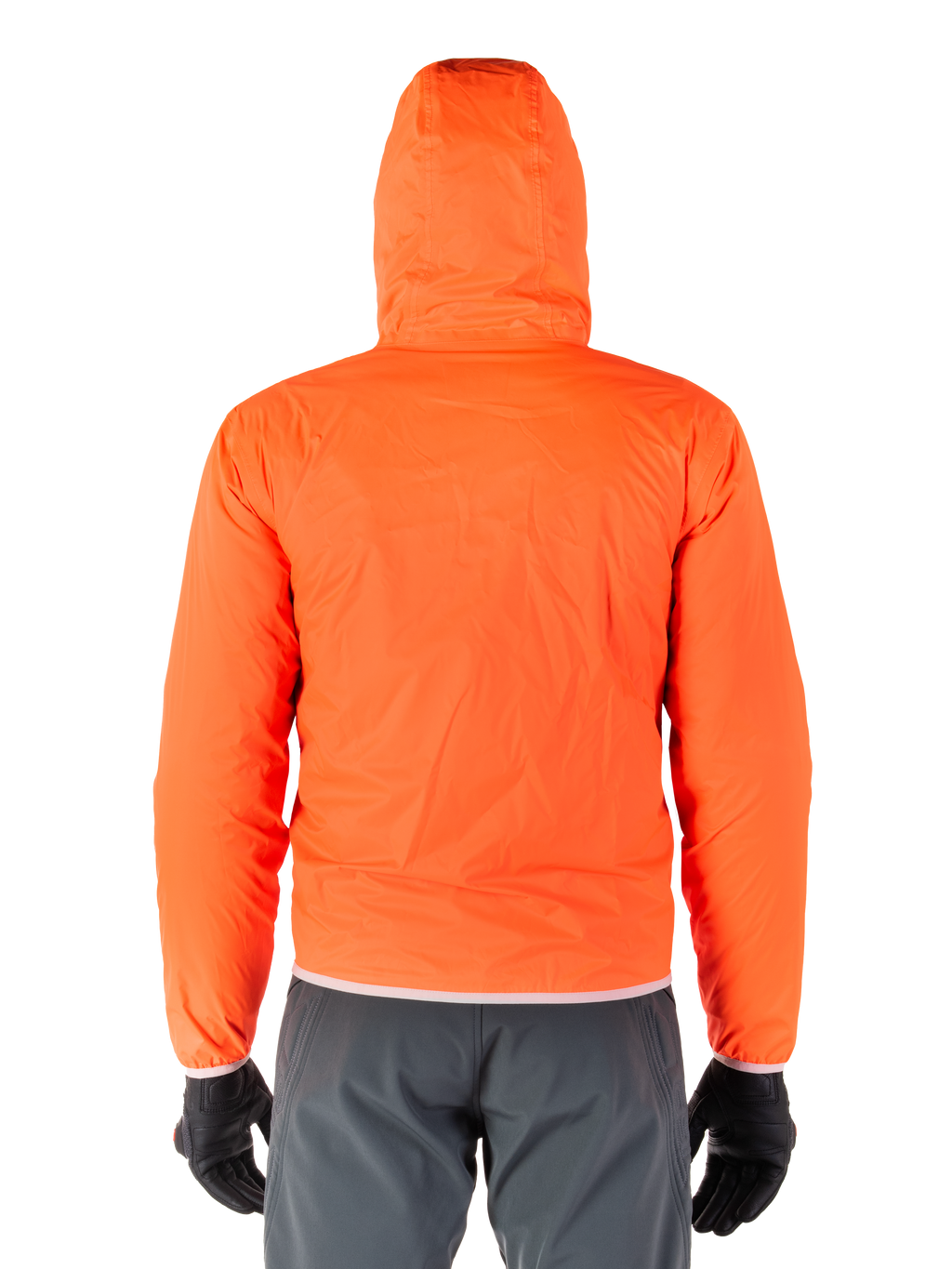 Alpinestars Mohobbs Waterproof Jacket, jaskrawopomarańczowa neonowa pakowalna osłona przeciwdeszczowa, widok z tyłu lekkiej kurtki z kapturem, noszona z ciemnoszarymi spodniami motocyklowymi i czarnymi rękawicami