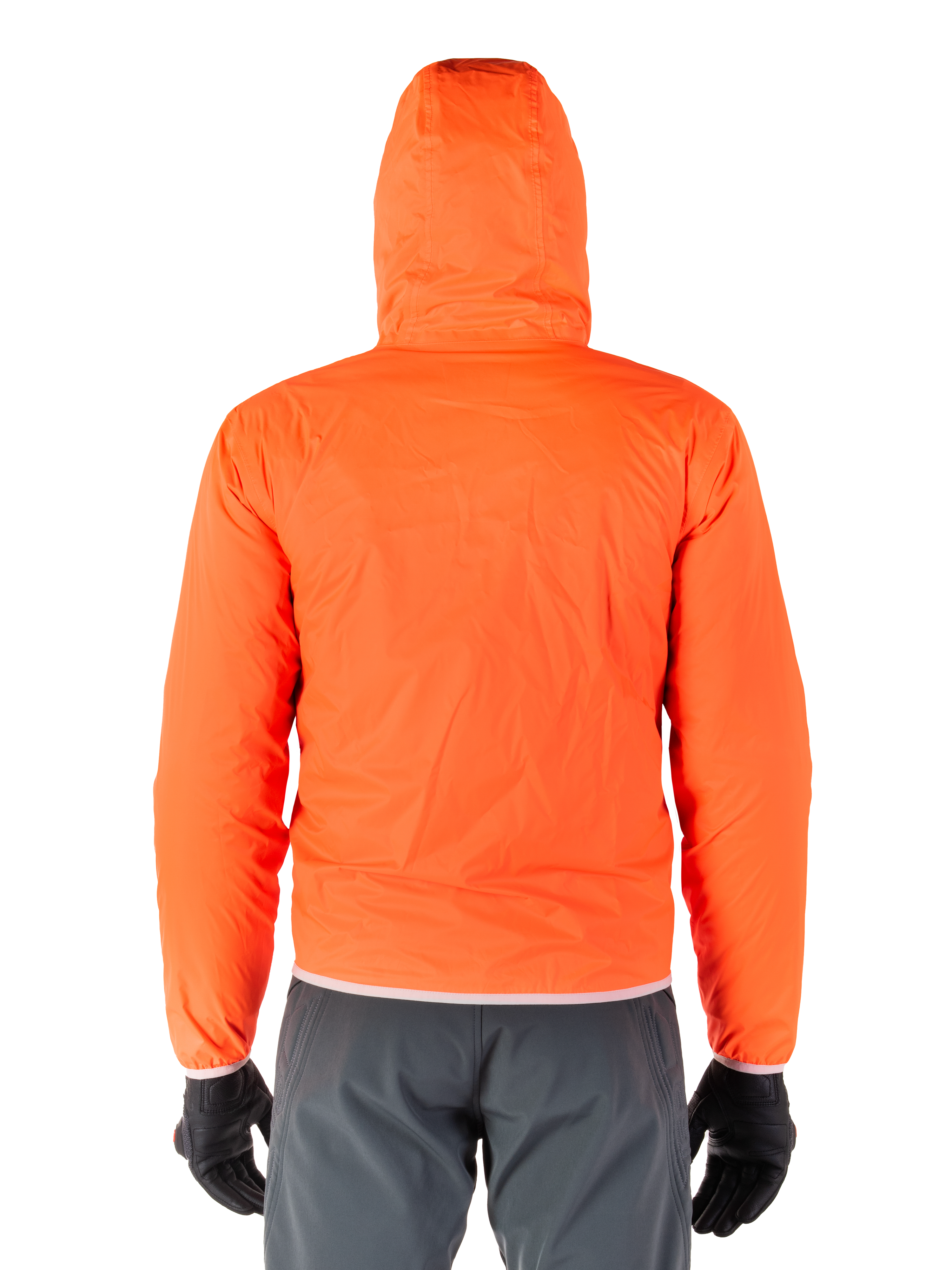 Alpinestars Mohobbs Waterproof Jacket, jaskrawopomarańczowa neonowa pakowalna osłona przeciwdeszczowa, widok z tyłu lekkiej kurtki z kapturem, noszona z ciemnoszarymi spodniami motocyklowymi i czarnymi rękawicami