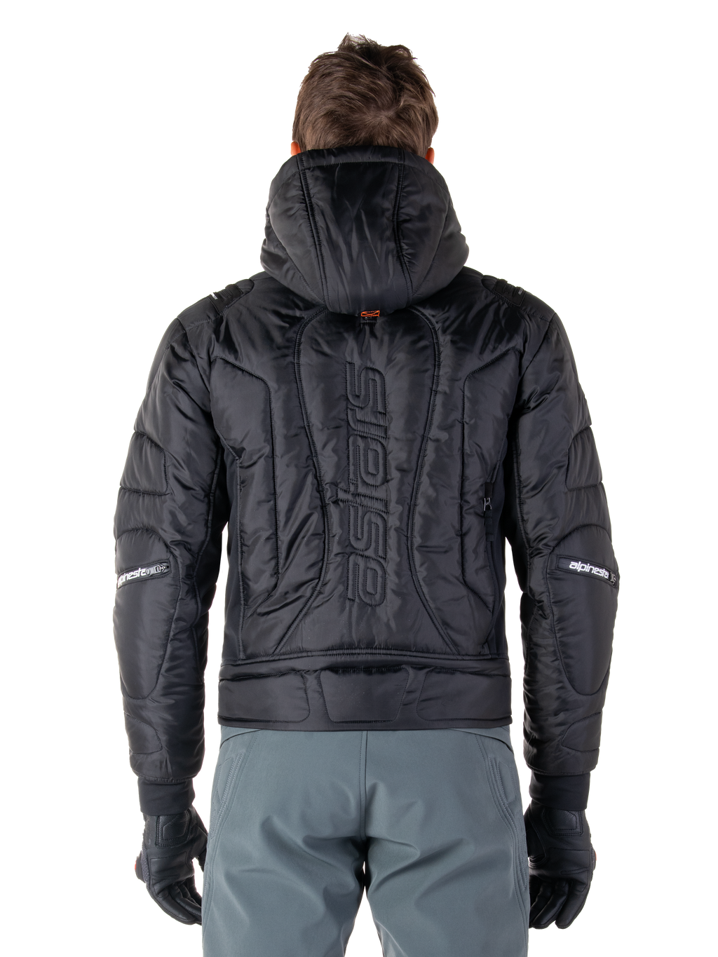 Kurtka Alpinestars Mohobbs Waterproof, czarna, widok z tyłu ukazujący pikowaną wyściełaną konstrukcję, pionowy napis „astars” na plecach, założony kaptur, współczesny motocyklowy styl streetwear