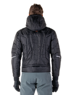 Kurtka Alpinestars Mohobbs Waterproof, czarna, widok z tyłu ukazujący pikowaną wyściełaną konstrukcję, pionowy napis „astars” na plecach, założony kaptur, współczesny motocyklowy styl streetwear