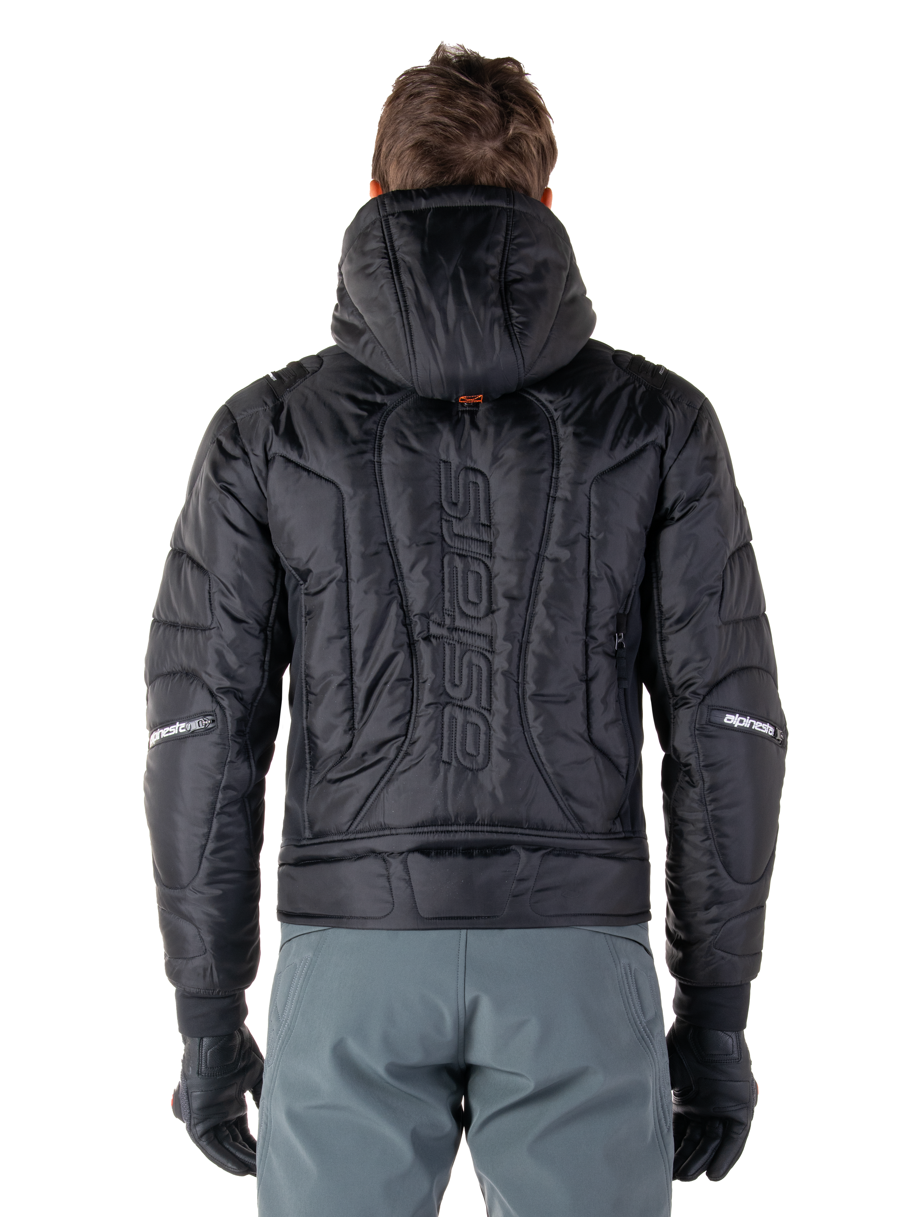 Kurtka Alpinestars Mohobbs Waterproof, czarna, widok z tyłu ukazujący pikowaną wyściełaną konstrukcję, pionowy napis „astars” na plecach, założony kaptur, współczesny motocyklowy styl streetwear