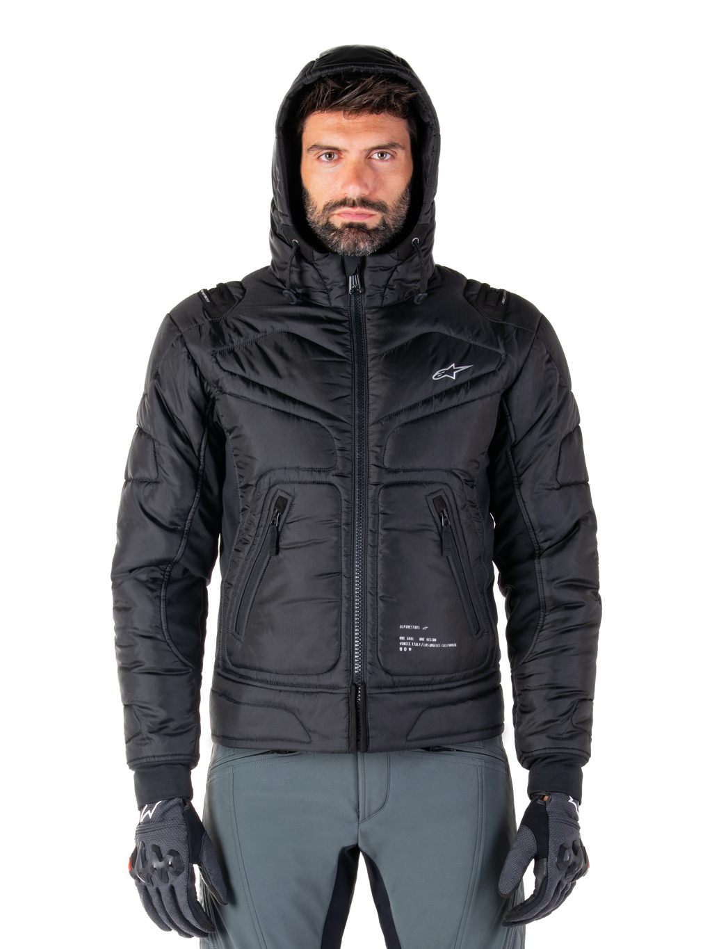 Alpinestars Mohobbs Waterproof Jacket, czarna pikowana motocyklowa kurtka typu bomber, model z kapturem i białym logo gwiazdy na piersi, zapięcie na zamek z przodu, miejski styl streetwear dla motocyklistów